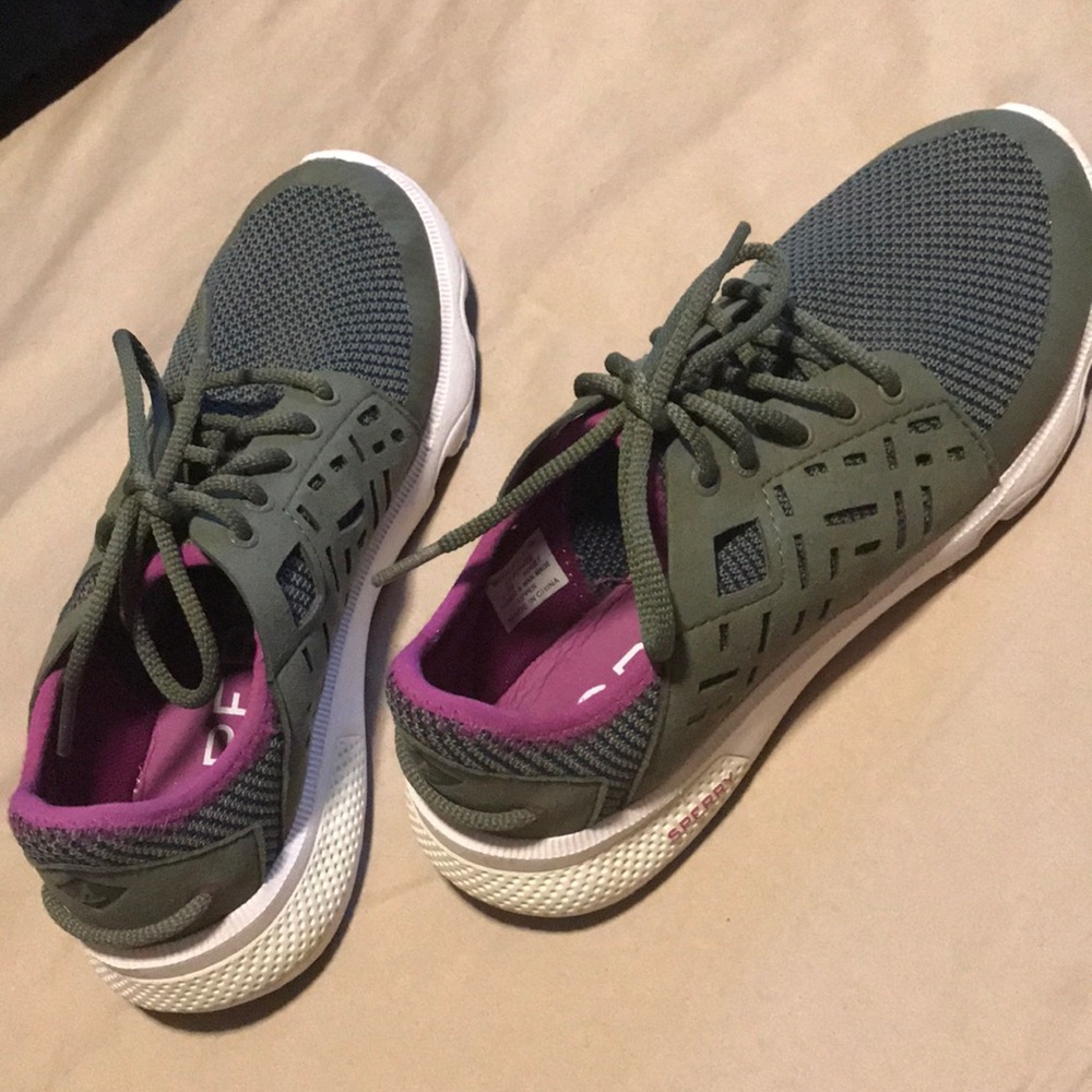 New, never worn Sperry olive green size 6.5 shoe.
